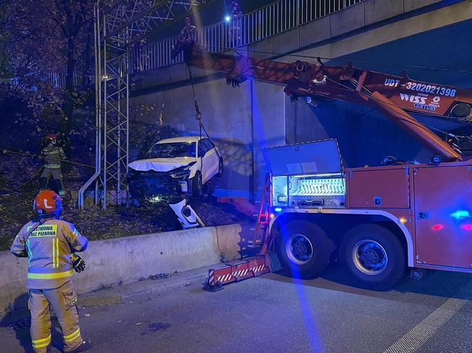 Samochód spadł z wiaduktu trasy S8