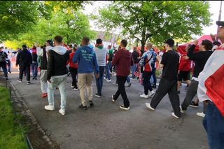 Kibice skandują Lewandowski pod stadionem w Helsinkach