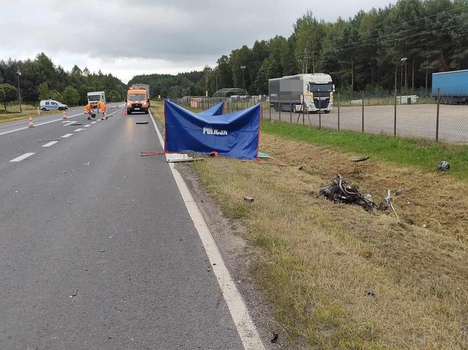 Śmiertelny wypadek pod Opocznem. 37- i 32-latek wjechali prosto pod tira [ZDJĘCIA]