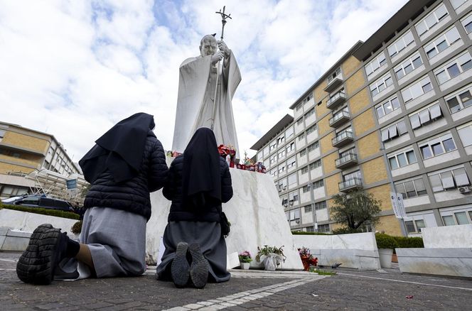 Wierni modlą się za papieża Franciszka. Tłum pod kliniką Gemelli w Watykanie