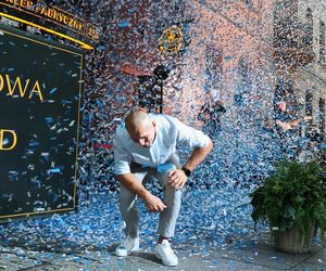 Mirosław Ziętarski z Katarzynką w Piernikowej Alei Gwiazd