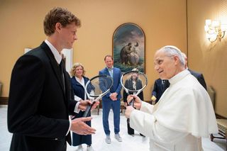 Papież Leon XIV dostał propozycję gry w tenisa. Złożył ją Jannik Sinner na audiencji w Watykanie