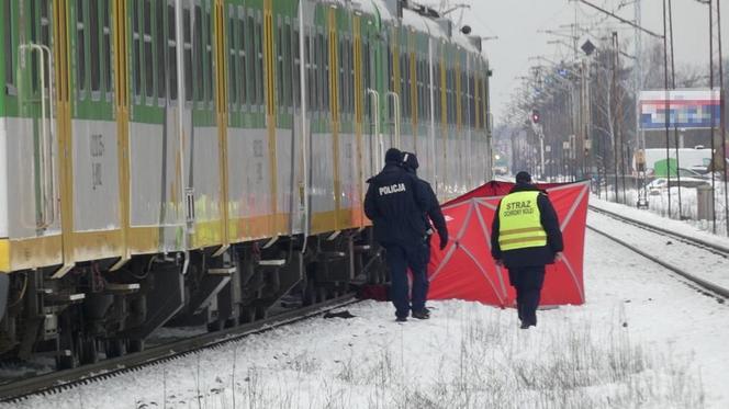 Kolejne potrącenie na „torach śmierci”. Nie żyje mężczyzna. PKP uspokaja i przypomina: „planujemy budowę podziemnych przejść”