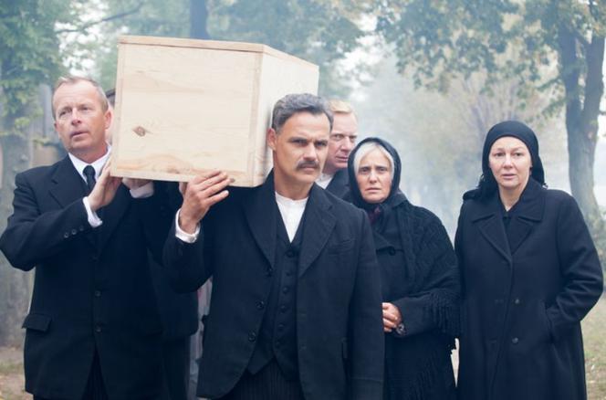 Stulecie Winnych, sezon 2, odc. 14 (1): Stanisław (Jan Wieczorkowski), Bronia (Kinga Preis), Kazia (Katarzyna Kwiatkowska), Władysław (Arkadiusz Janiczek)