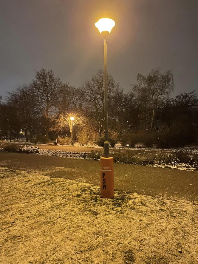 Poduszki na latarniach chronią jeżdżących na sankach 