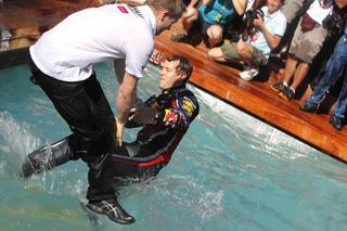 Sebastian Vettel musiał ochłodzić się w basenie! WSZYSTKO PRZEZ KOBIETY