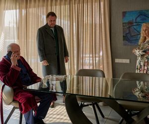 Na Wspólnej odc. 4040. Konrad Wysocki (Marek Bukowski), Hebel (Tadeusz Huk), Agnieszka (Katarzyna Walter)