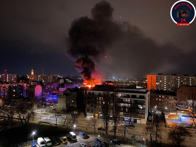 Potężny pożar kamienicy na Pradze. Buchające płomienie widać było z daleka