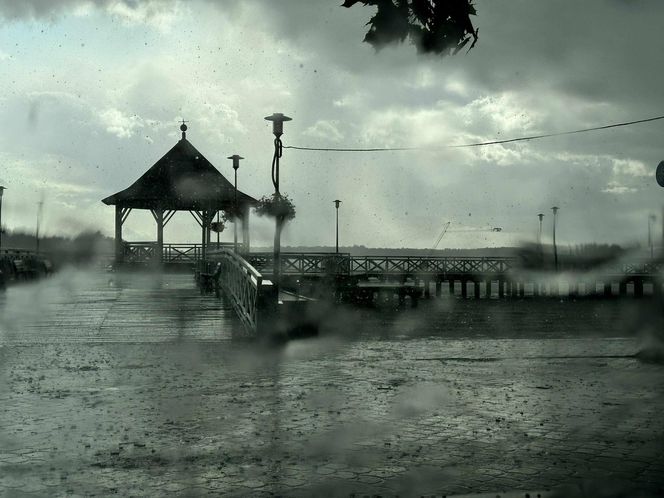 Deszczowe lato i drożyzna zniechęcają Polaków do wakacji. Turyści i przedsiębiorcy apelują o wsparcie