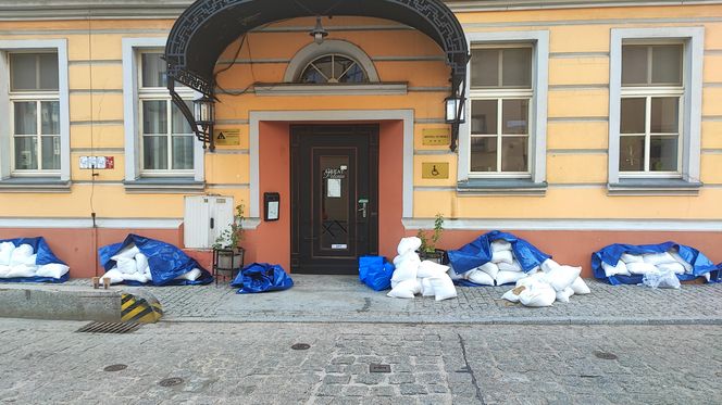 Trwa zabezpieczanie budynków na Wyspie Młyńskiej, na osiedlu Nadodrze 