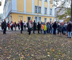Zapalono znicze dla rozstrzelanych mieszkańców Leszna. W rocznicę tragicznych wydarzeń [ZDJĘCIA]