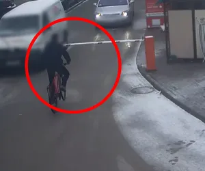 Szlaban zablokował drogę rowerzyście. Nie uwierzysz, co z nim zrobił [NAGRANIE]