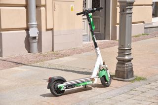 Nastolatek na hulajnodze elektrycznej potrącił 8-latkę! Wcześniej pił alkohol