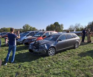 Wypadek podczas Mikrolotowych Mistrzostw Podlaskiego w Łomży - samolot uderzył w samochody