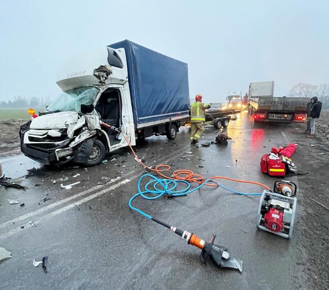 Wypadek na DK 15 w Rożentalu. Bus zderzył się z ciężarówką. Jedna osoba ranna