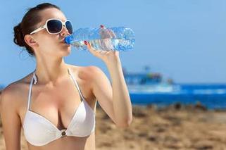 kobieta, plaża, kobieta na plaży, woda, upał, picie wody, butelka wody, kobieta w bikini, kobieta na plaży