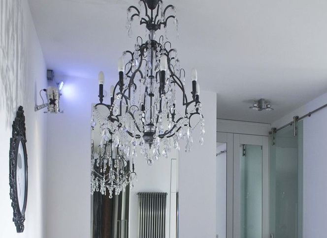 Modne oświetlenie domu: żyrandole, lampy, plafony