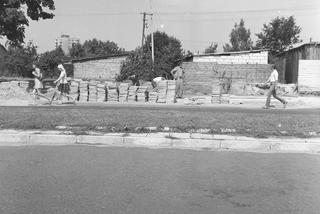 Układanie nowych chodników przy ul. Dzierżyńskiego. 1973 rok