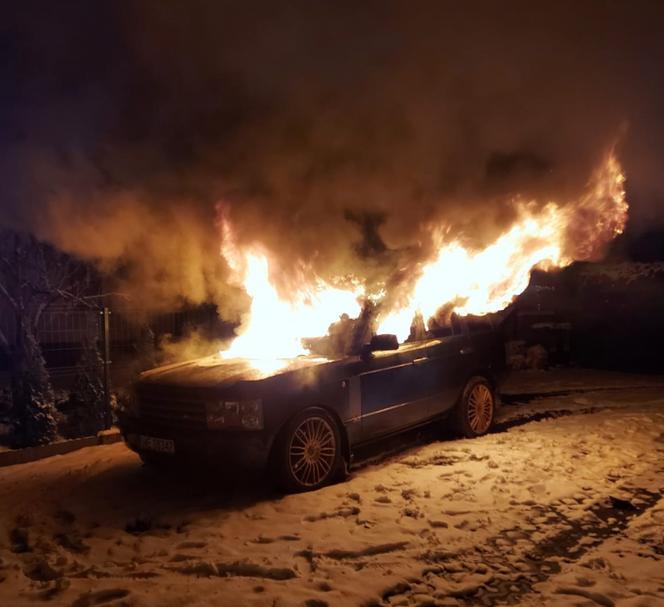 Węgorzewo Range Rover stanął w płomieniach. Pożar