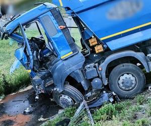 Jechał zygzakiem i staranował autobus. Jest nagranie