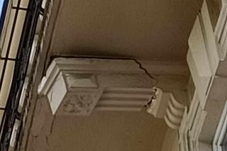 Fragment gzymsu odpadł od kamienicy w centrum Krakowa