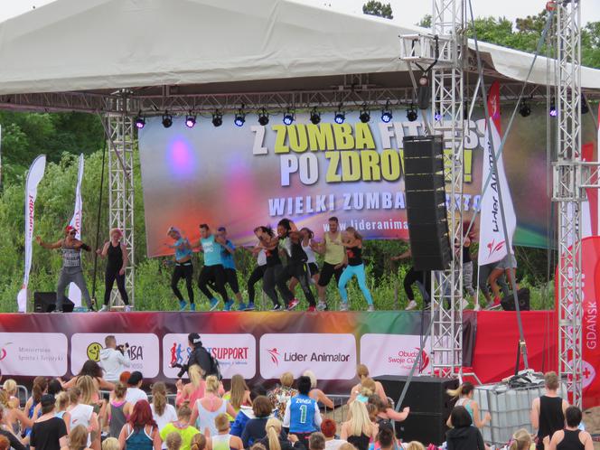 Niedzielny maraton zumby na plaży w Brzeźnie