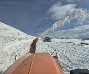 Wielkie odśnieżanie w Karkonoszach. Droga do schroniska oczyszczona 