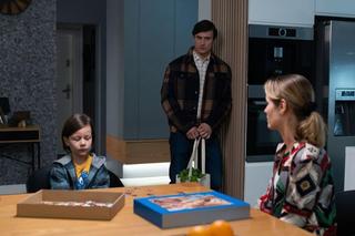 Na dobre i na złe odc. 889. Joanna Gawryło (Monika Kaleńska), Krzysztof Radwan (Mateusz Damięcki), Kubuś (Wiktor Trojan)