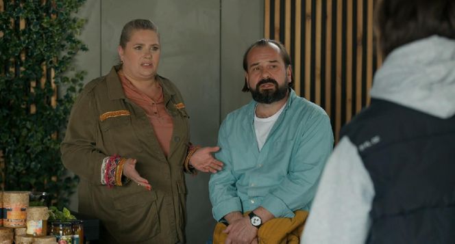 Barwy szczęścia, odcinek 3242. Aldona (Elżbieta Romanowska), Borys (Jakub Wieczorek), Romeo (Jacek Tyszkiewicz)