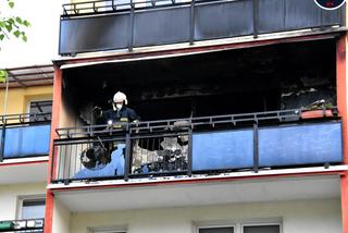 Makabryczny pożar w Pruszkowie. Mieszkanie w bloku płonęło jak zapałka. Nie żyje 17-latek