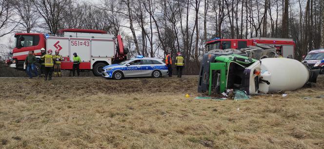 Betoniarka runęła do rowu. Groźny wypadek pod Piasecznem