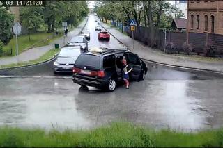Śląskie: Chłopiec wypadł z auta na ulicę w czasie jazdy! O włos od tragedii
