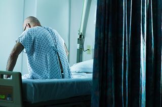 Szokujące sceny w siedleckim szpitalu. Zamiast wyjąć śruby z kostki, zoperowali kolano