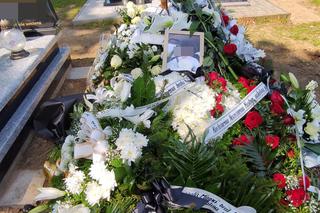 Jakub spoczął w grobie z ojcem, tuż obok brata. Wśród kwiatów jest wieniec od ukochanej, która ledwo przeżyła wypadek