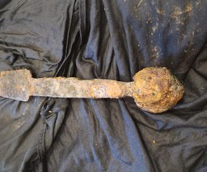 Sensacyjne znalezisko w Wiśle! Wędkarz wyłowił średniowieczny miecz