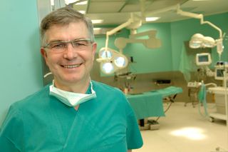 Prof. Marek Durlik, który operował ojca premiera:  To była jedna z najcięższych operacji