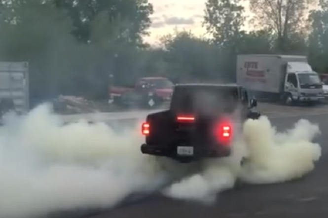 Jeep Gladiator z silnikiem HEMI pali gumę