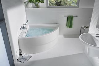 Biała łazienka z wanną narożną