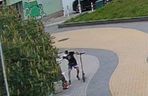 Nowy postrach seniorów we Wrocławiu. Złodziej na hulajnodze zrywa łańcuszki, policja szuka przestępcy