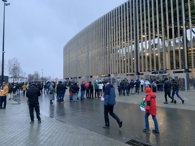Mecz Zagłębia sparaliżował Sosnowiec.  Na ulicach wokół stadionu wytworzyły się ogromne korki, kibice nie mają gdzie parkować