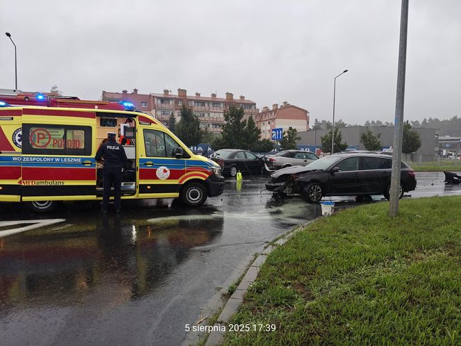 ​Karambol w deszczu przy wyjeździe z galerii handlowej w Lesznie 
