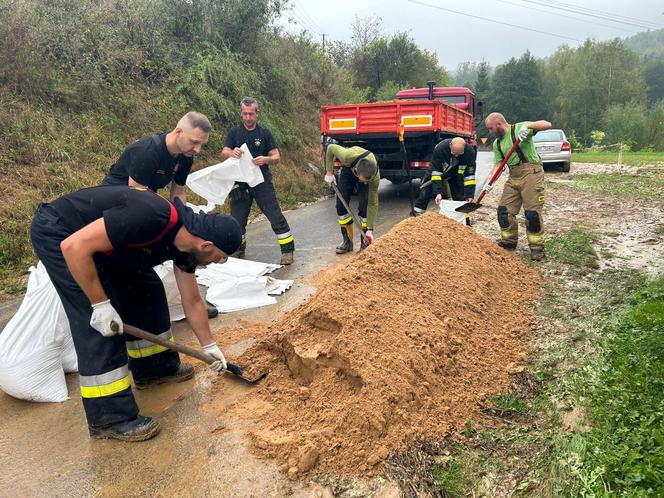 Ulewy, podtopienia, wysoki stan rzek. Świętokrzyskie. Coraz więcej interwencji strażaków 