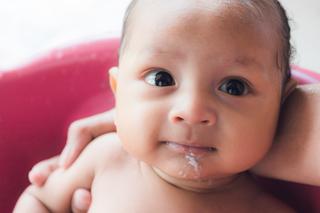 Ulewanie pokarmu u niemowlaka: refluks fizjologiczny czy choroba refluksowa?