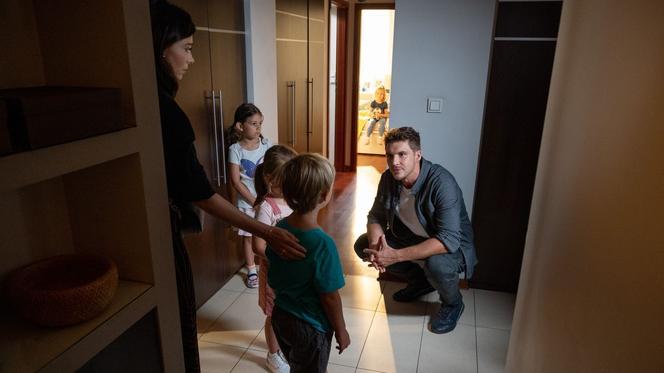 M jak miłość odc. 1551. Marcin (Mikołaj Roznerski), Maja (Laura Jankowska), Szymek (Staś Szczypiński), Amelka (Ninel Kos), Iza (Adriana Kalska)