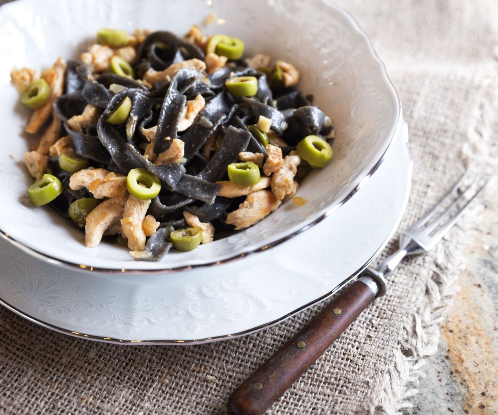 czarny makaron z kurczakiem i warzywami