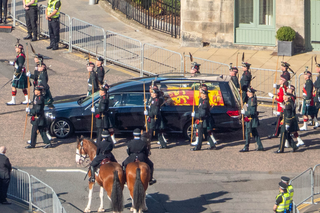 Na pogrzeb królowej Elżbiety II nie zaproszono przedstawicieli trzech państw. Kim oni są?