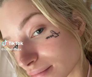 Lottie Moss usunęła tatuaż na twarzy