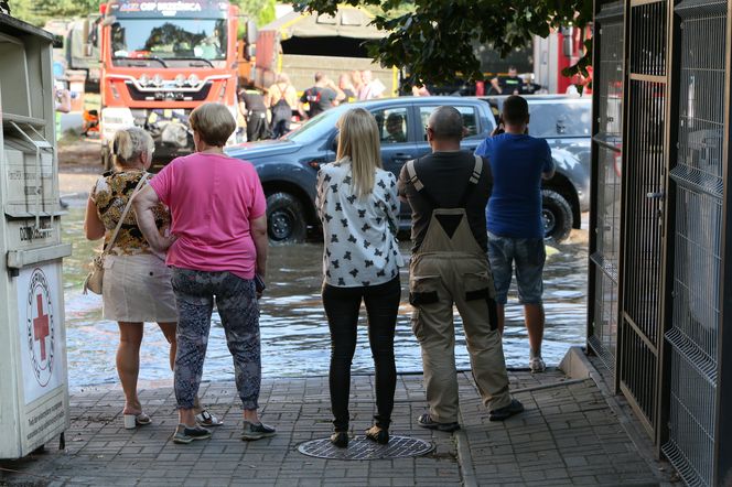 Rzeka Bóbr wdarła się na ulice Żagania