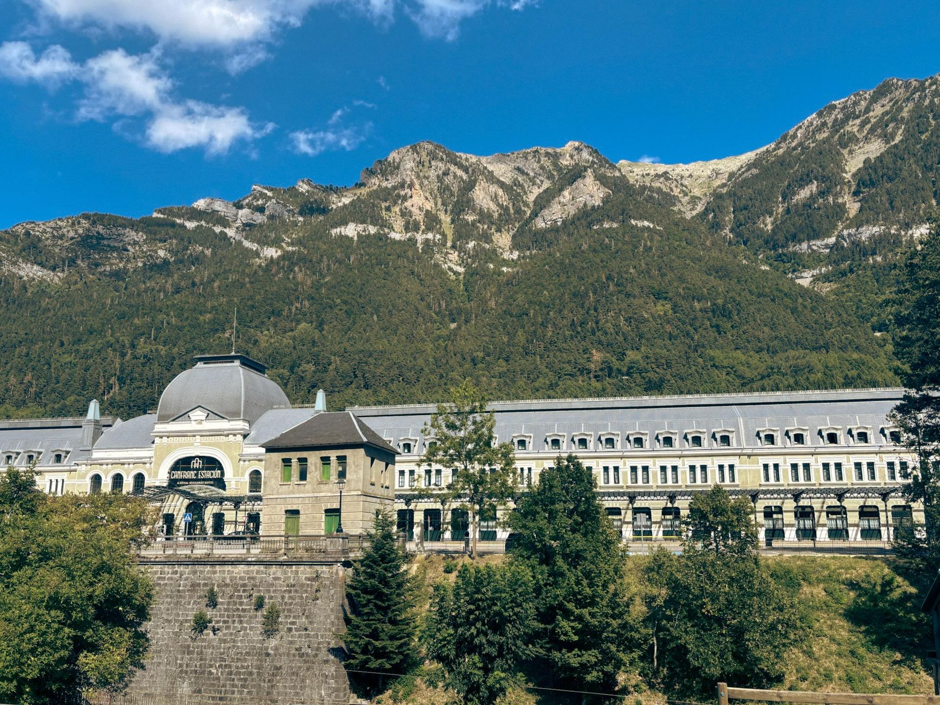  Canfranc Estación, Hiszpania. Dawny dworzec kolejowy zamienił się w luksusowy hotel
