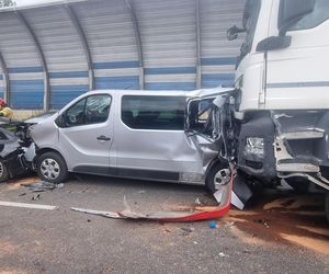 Karambol na S8 w Warszawie. Lądował śmigłowiec LPR. Zderzenie ośmiu pojazdów przed mostem